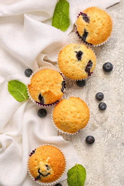 Savoureux Muffins Aux Myrtilles Sur Fond Clair — Photo