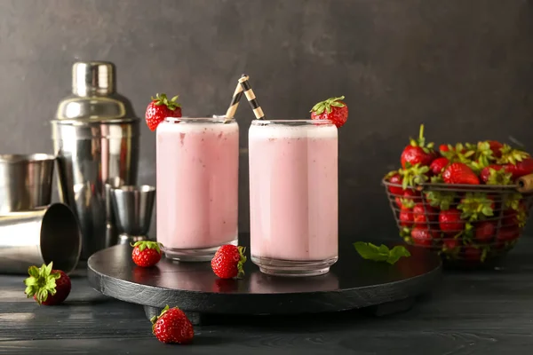 Çilekli Pina Colada Kokteyli Böğürtlen Sallanan Tahta Masa Kompozisyonu — Stok fotoğraf