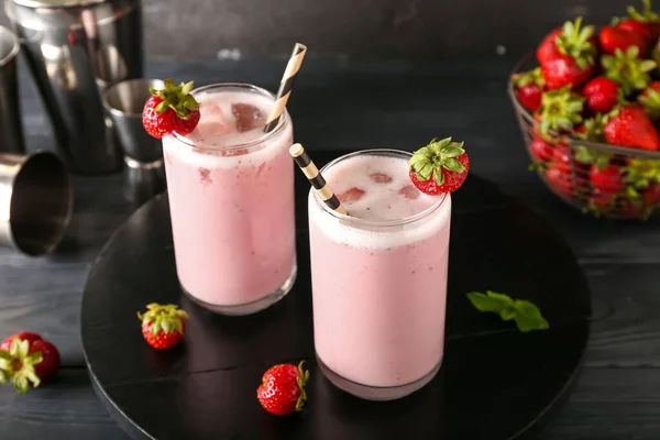 Gläser Erdbeer Pina Colada Cocktail Und Beeren Auf Dunklem Holzgrund — Stockfoto