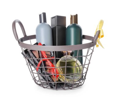 Beyaz arka planda kozmetik ürünleri olan hediye sepeti