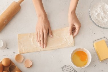 Mutfak masasında Danimarka pastası hazırlayan kadın.