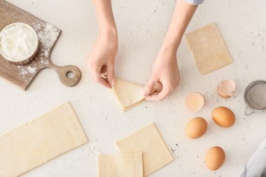 Mutfak masasında Danimarka pastası hazırlayan kadın.