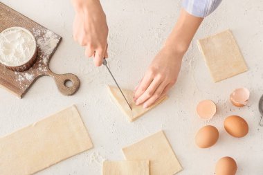 Mutfak masasında Danimarka pastası hazırlayan kadın.