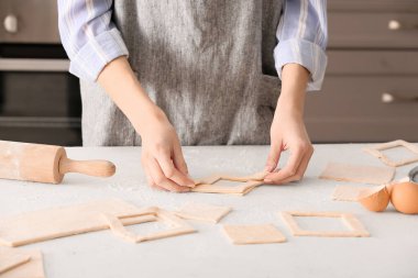 Mutfak masasında Danimarka pastası hazırlayan kadın.