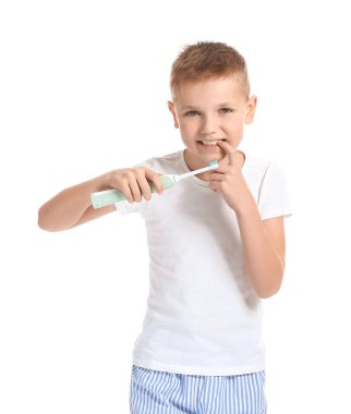 küçük çocuk beyaz zemin üzerine diş fırçalama