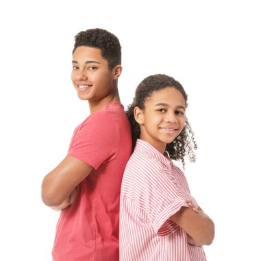 Beyaz arka planda Afro-Amerikalı kardeşler