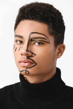 Yüzünde ışık arkaplanı olan Afro-Amerikalı genç bir adam.