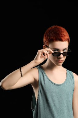 Karanlık arka planda ikili olmayan genç