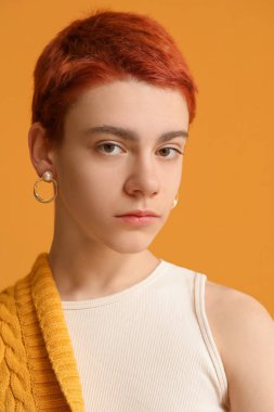 Renkli arka planda ikili olmayan ergen