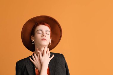 Renkli arka planda ikili olmayan ergen