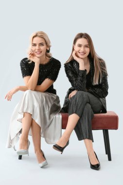 Aydınlık arka planda güzel kız kardeşler