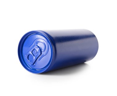 Beyaz arka planda metal içki kutusu