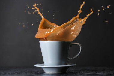 Kahve fincanı koyu arka planda.