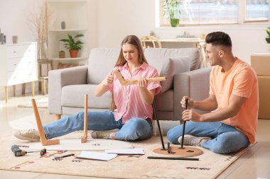 Evde mobilya montajı yapan genç çift.