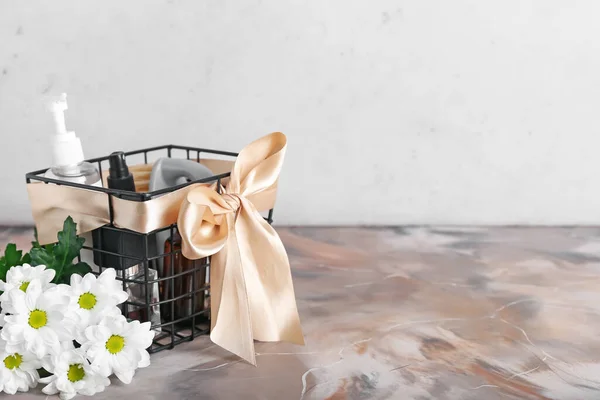 Geschenkkorb Mit Kosmetik Und Blumen Auf Dem Tisch — Stockfoto