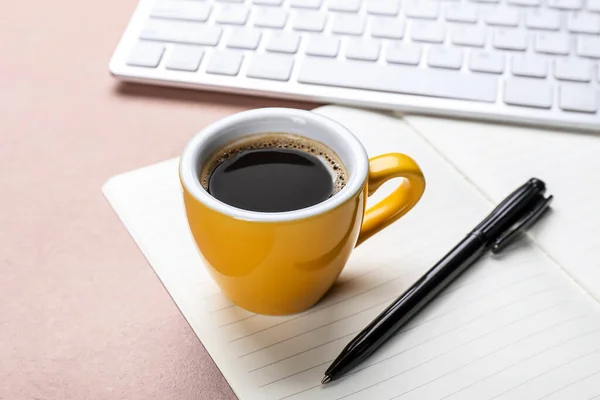 Kopje Koffie Notebook Pen Toetsenbord Kleur Achtergrond Close — Stockfoto