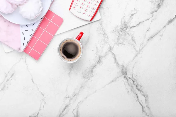 Tazza Caffè Quaderni Calcolatrice Gustosi Marshmallow Fondo Chiaro — Foto Stock