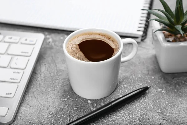 Kupa Aromás Kávé Asztalon Irodában — Stock Fotó