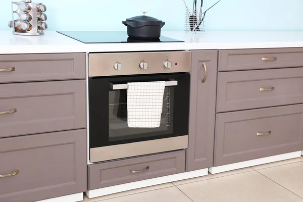 Penghitung Dapur Modern Dengan Oven Listrik Dekat Dinding Warna — Stok Foto