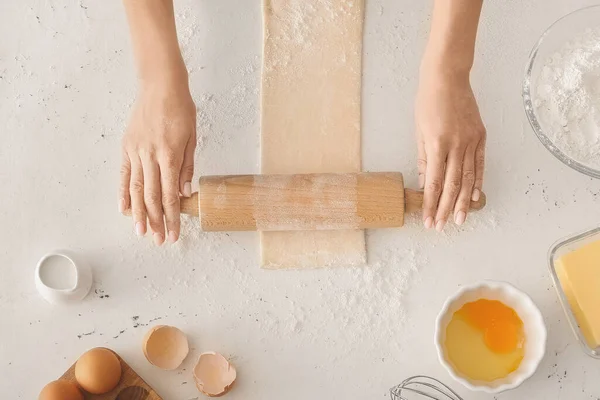 Femme Déroulant Pâte Sur Table Cuisine — Photo