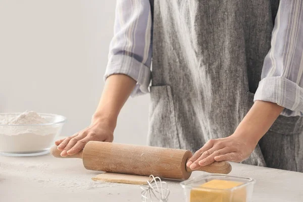 Femme Déroulant Pâte Sur Table Cuisine — Photo