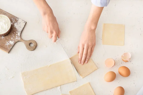 Pâte Découper Femme Sur Table Cuisine — Photo