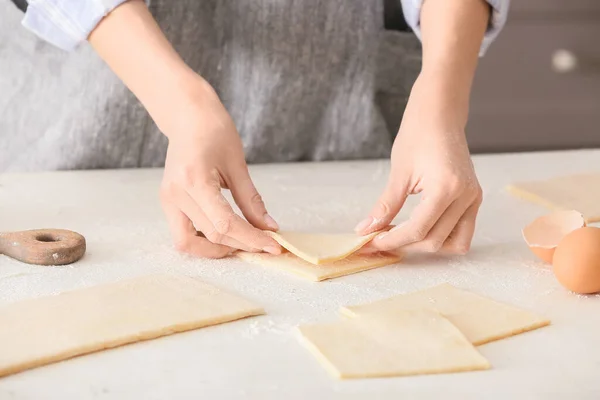 Mujer Preparando Pastelería Danesa Mesa Cocina —  Fotos de Stock