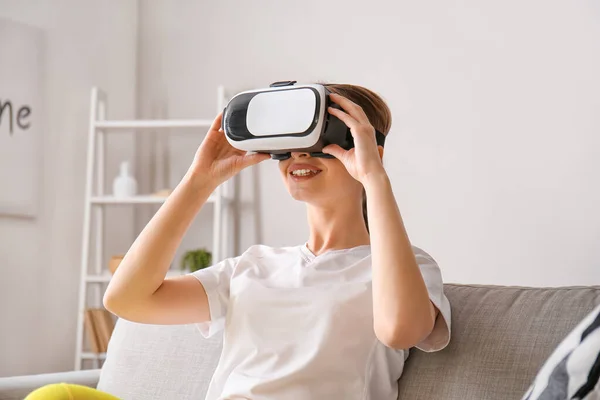 Young Woman Virtual Reality Glasses Home — Stock Photo, Image