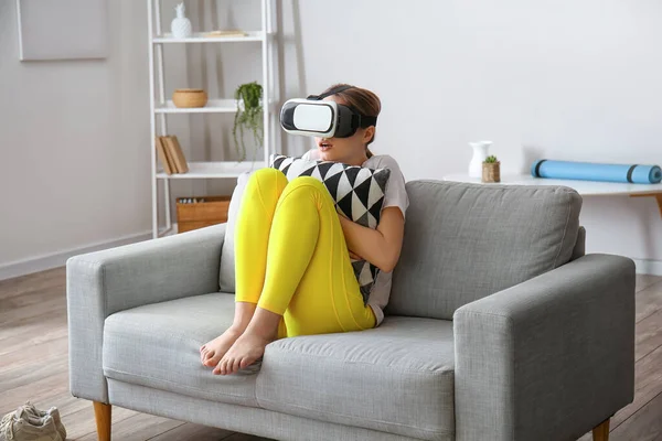 Scared Young Woman Virtual Reality Glasses Home — Stock Photo, Image