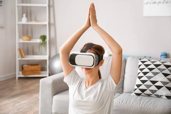 Young Woman Virtual Reality Glasses Practicing Yoga Home — Stock Photo, Image
