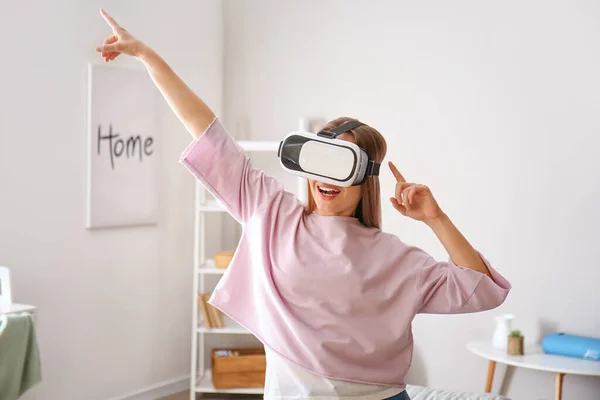 Young Woman Virtual Reality Glasses Dancing Home — Stock Photo, Image