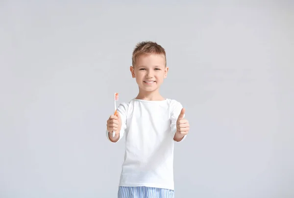 Kleine Jongen Met Tandenborstel Tonen Duim Grijze Achtergrond — Stockfoto