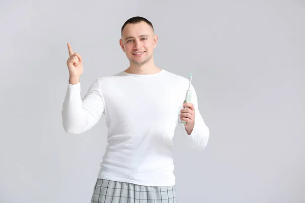 Homem Com Escova Dentes Apontando Para Algo Fundo Cinza — Fotografia de Stock