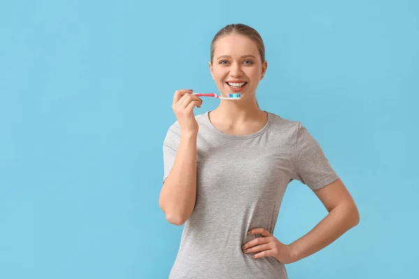 Молода Жінка Чистить Зуби Кольоровому Фоні — стокове фото