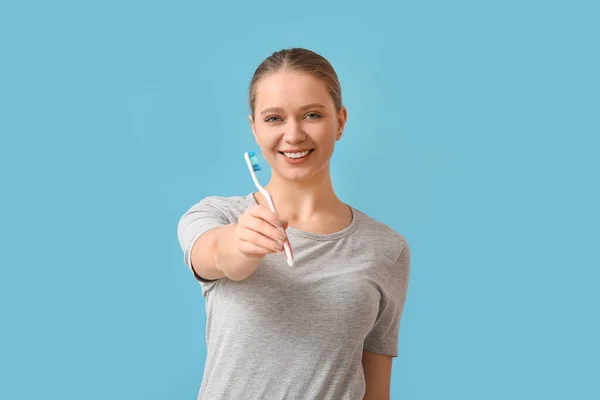 Giovane Donna Con Spazzolino Denti Sfondo Colore — Foto Stock