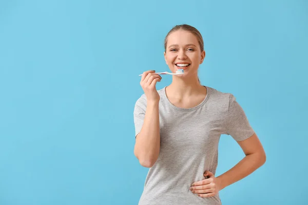 Молода Жінка Чистить Зуби Кольоровому Фоні — стокове фото