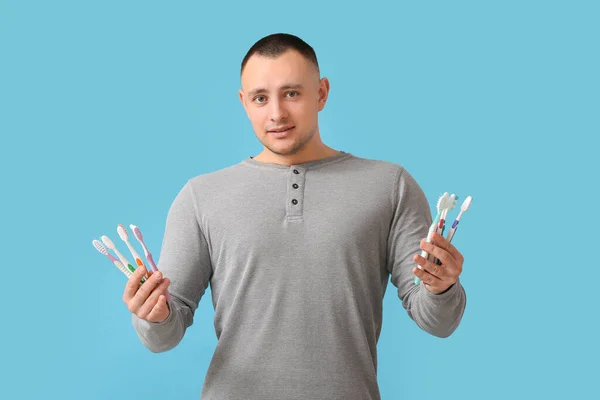 Homem Com Escovas Dentes Fundo Cor — Fotografia de Stock