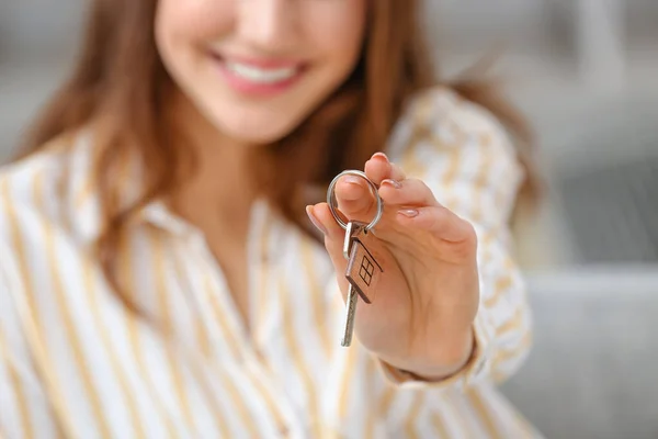 Jovem Feliz Com Chave Casa Close — Fotografia de Stock