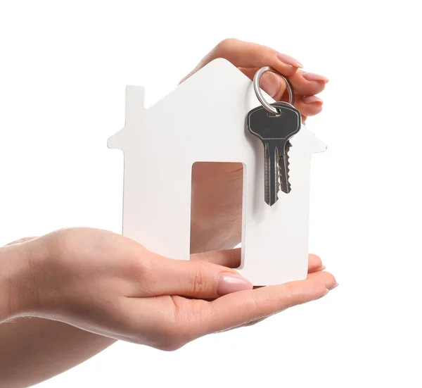 Weibliche Hand Und Schlüssel Mit Hausfigur Auf Weißem Hintergrund — Stockfoto