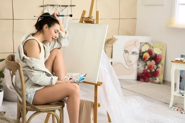 Joven Artista Femenina Esperando Inspiración Taller — Foto de Stock