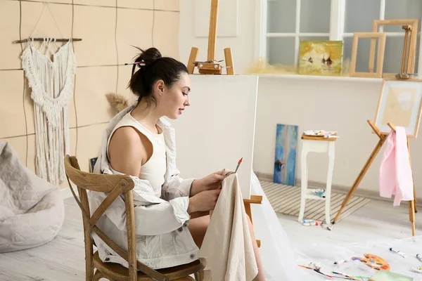 Joven Artista Femenina Pintando Taller —  Fotos de Stock
