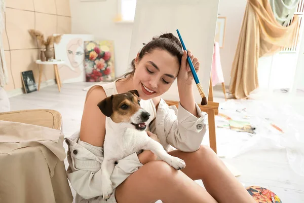 Jovem Artista Feminina Com Cão Bonito Casa — Fotografia de Stock