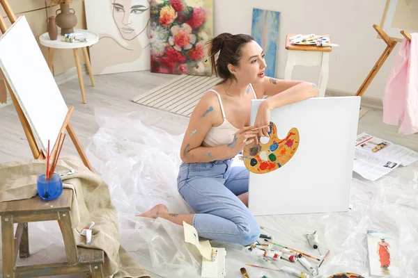 Ung Kvinnlig Konstnär Målning Verkstad — Stockfoto