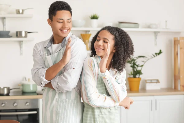 Retrato Hermano Hermana Afroamericanos Cocina —  Fotos de Stock