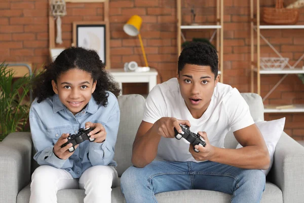 African American Brother Sister Playing Video Game Home — Stock Photo, Image