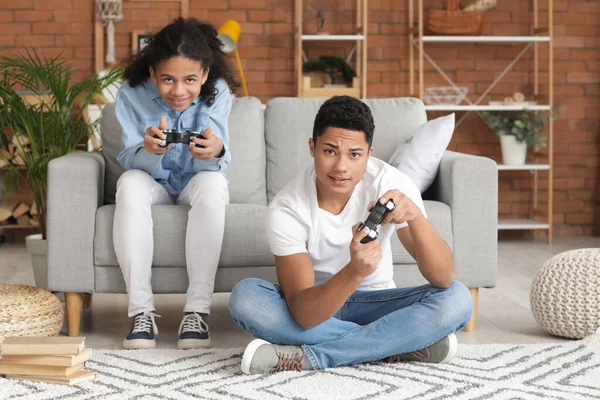 African American Brother Sister Playing Video Game Home — Stock Photo, Image