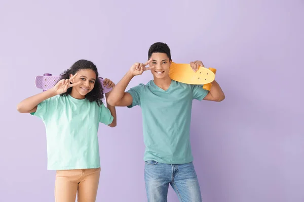 Fratello Sorella Afroamericani Con Skateboard Sfondo Colori — Foto Stock