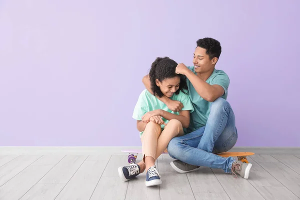 Hermano Hermana Afroamericanos Con Monopatines Sentados Cerca Pared Color — Foto de Stock