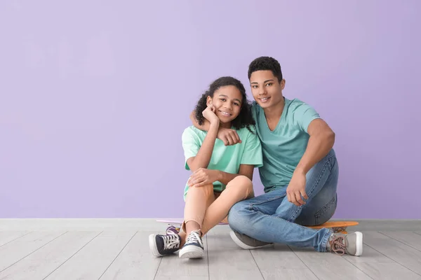 African American Brother Sister Skateboards Sitting Color Wall — Stock Photo, Image