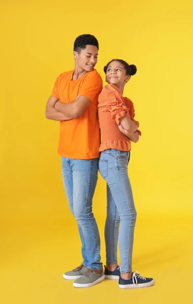 Afroamerikansk Bror Och Syster Färg Bakgrund — Stockfoto